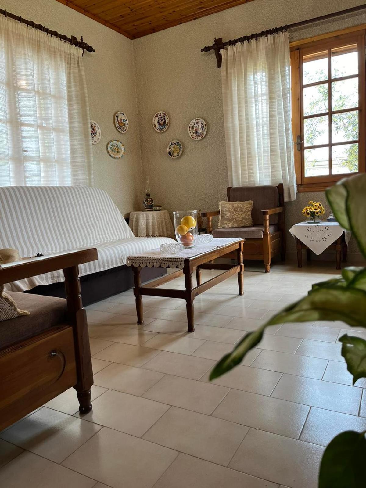 Appartement Rustic And Spacious House Mytilinioi